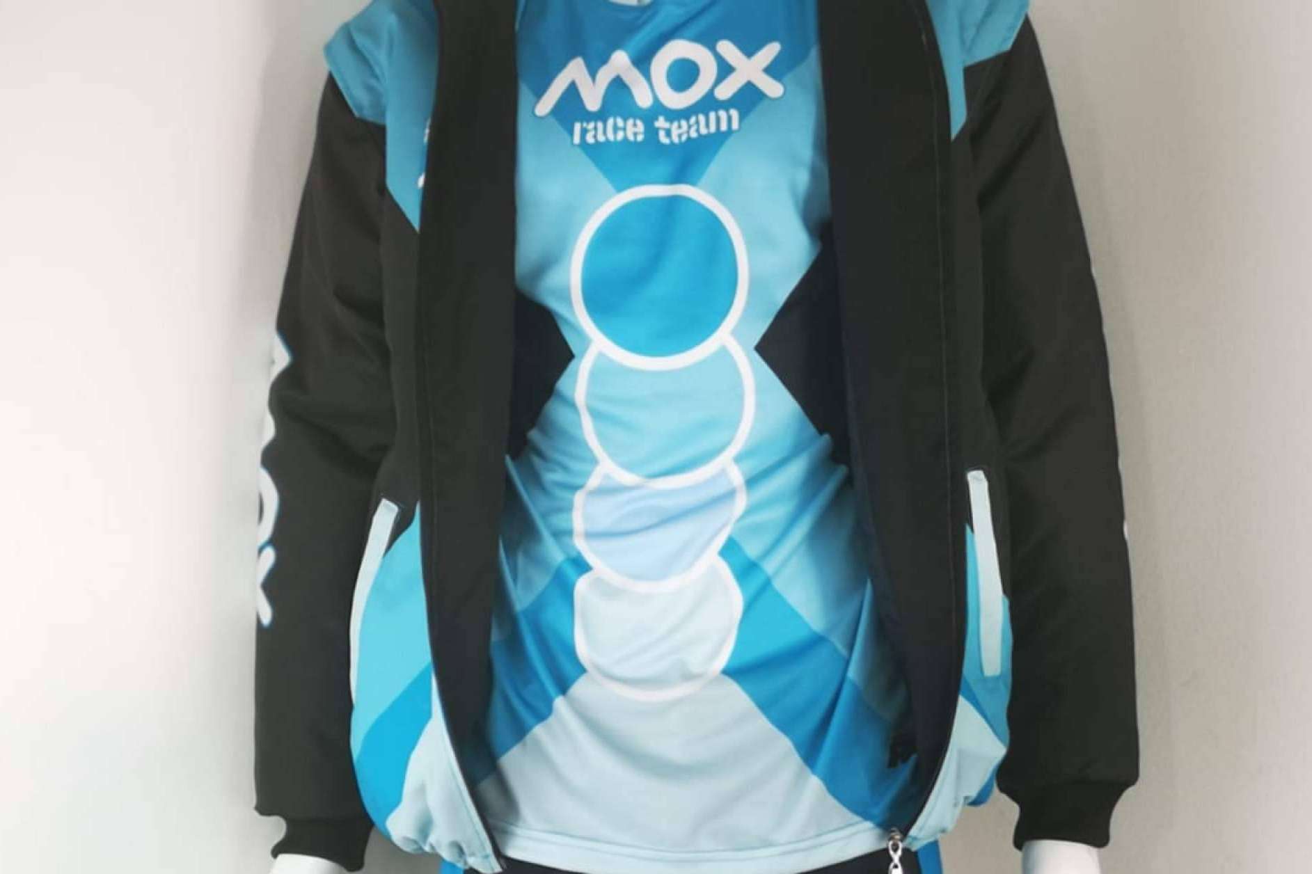 La importancia de la ropa personalizada en el mundo del motocross, con ADHESIVOSEMBARRADOS