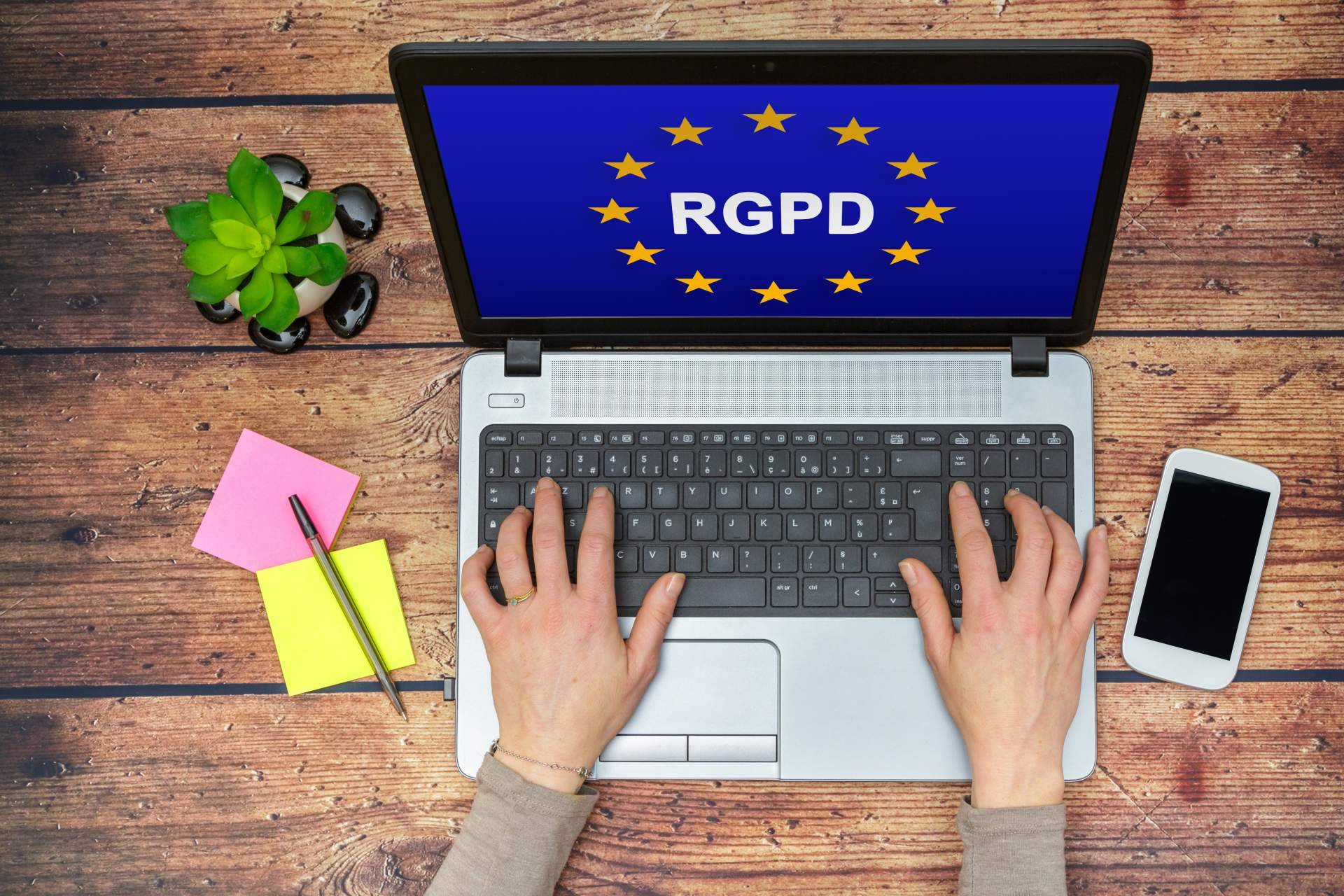 ¿La Ley de Protección de Datos se limita solo a una página web?, por Adaptanor