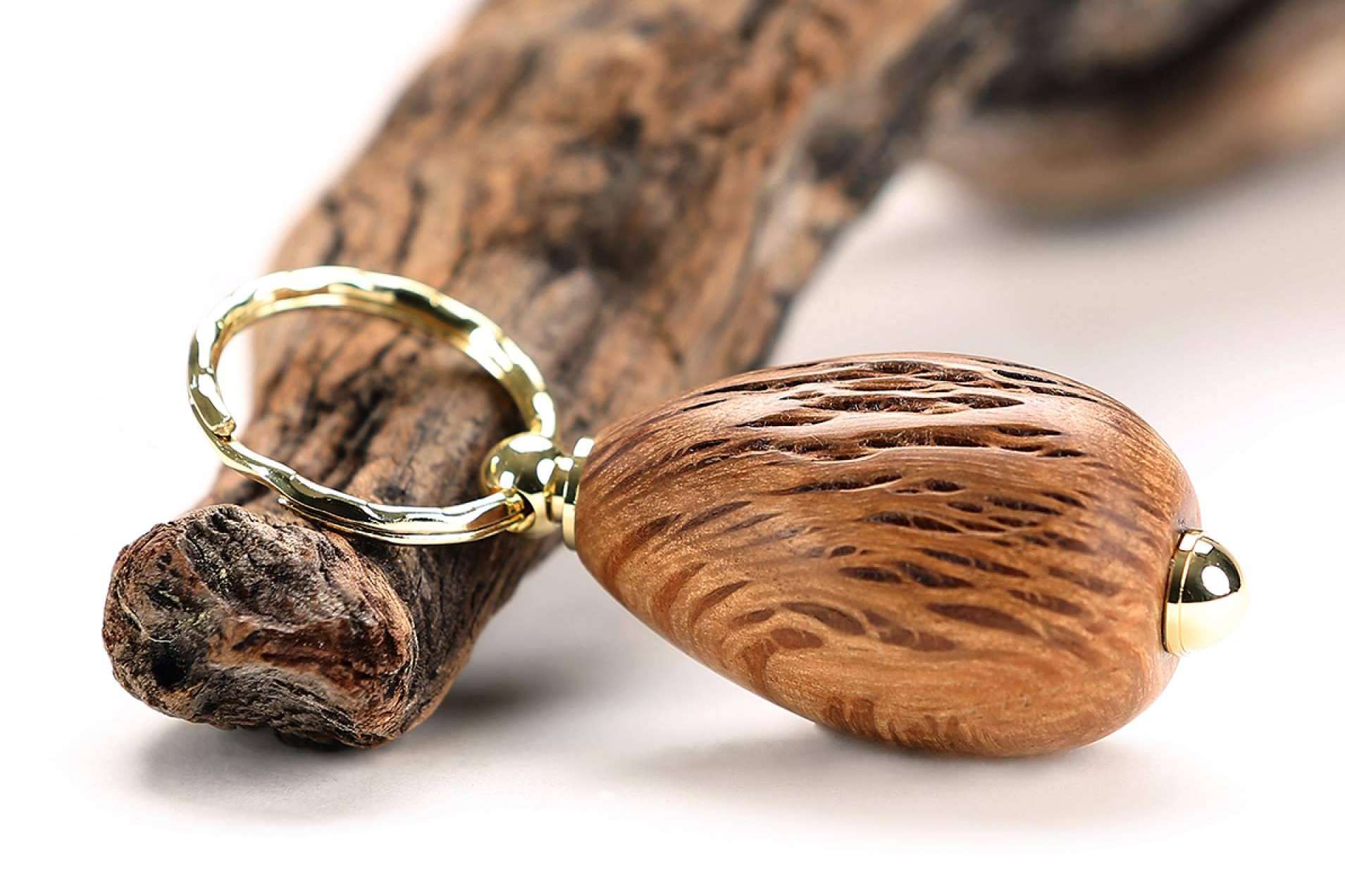 Accesorios de Madera Joyas conjuga creatividad y originalidad en la personalización de llaveros artesanales