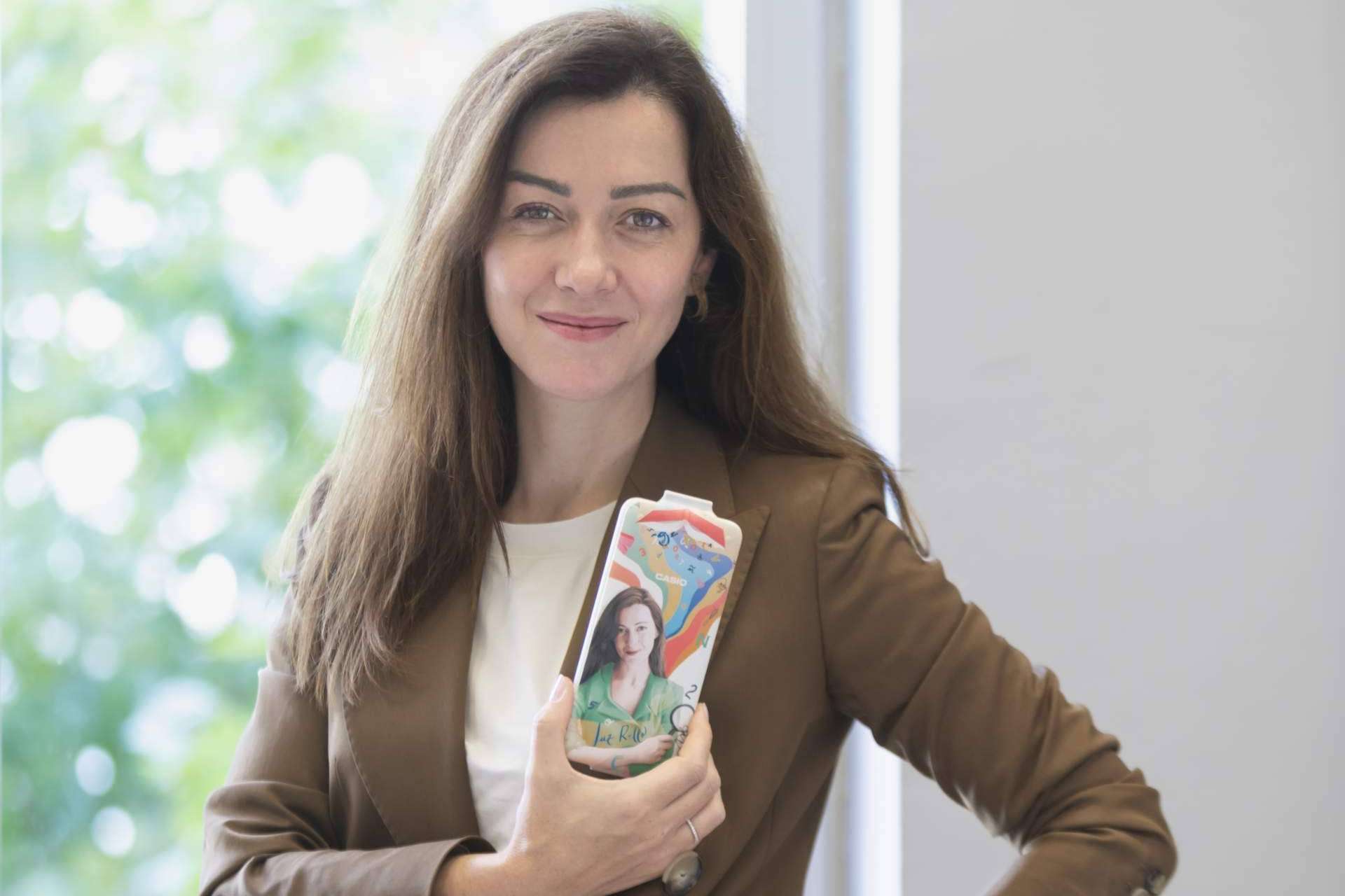 Casio amplía su serie de calculadoras ilustradas Women in Science con la española Luz Rello