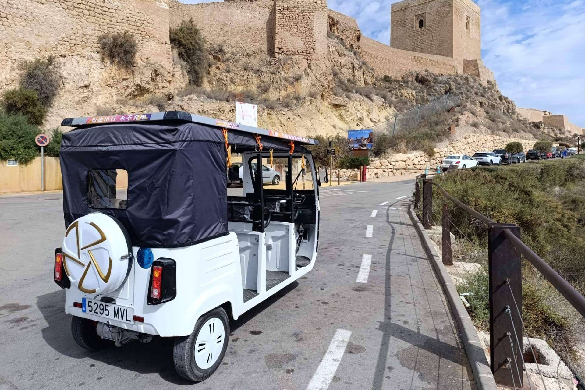 Explorar España en tuk tuk eléctrico; movilidad verde para un turismo responsable