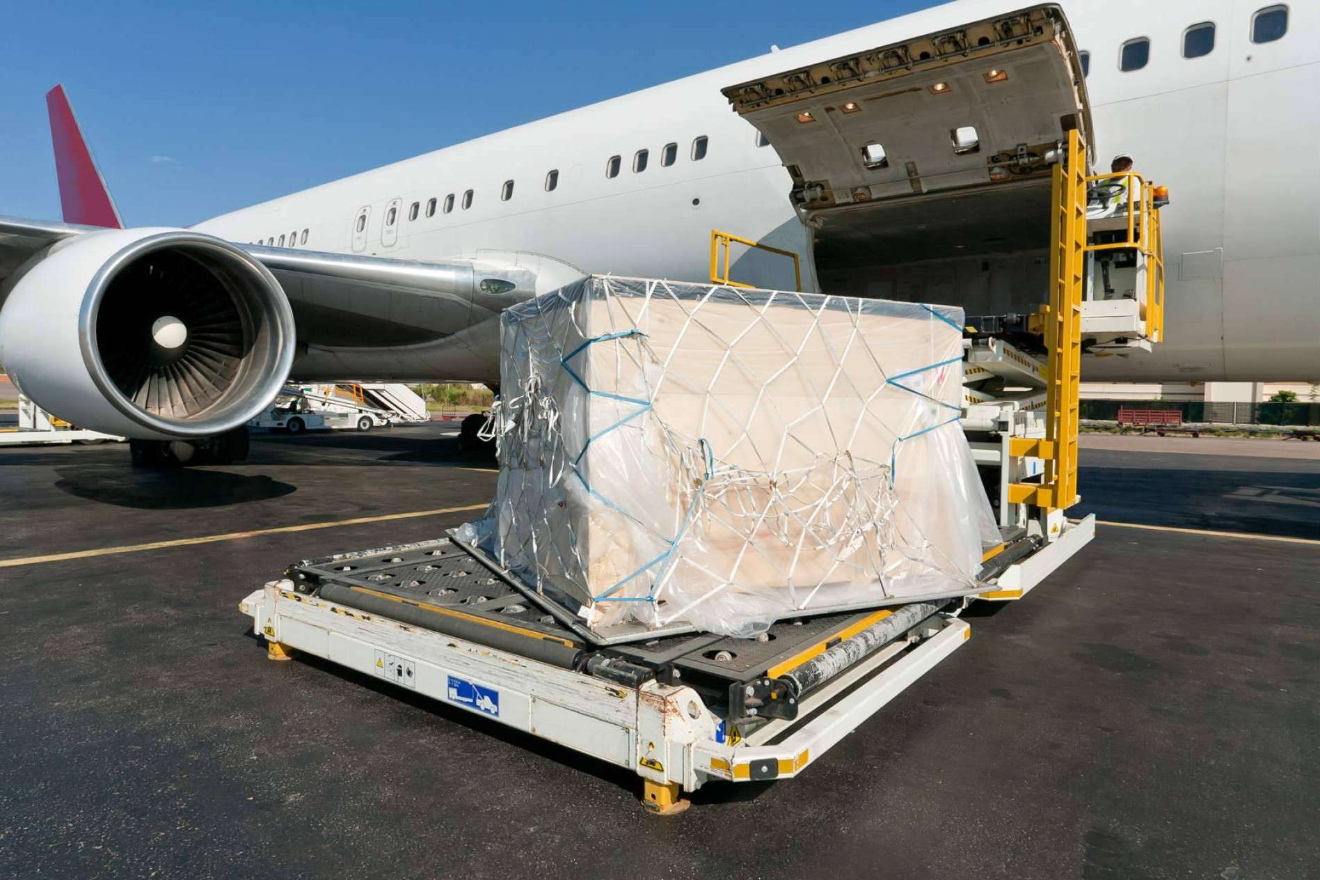 Logística marítima y transporte bajo estándares GDP para sectores clave, con Expotransit Forwarding