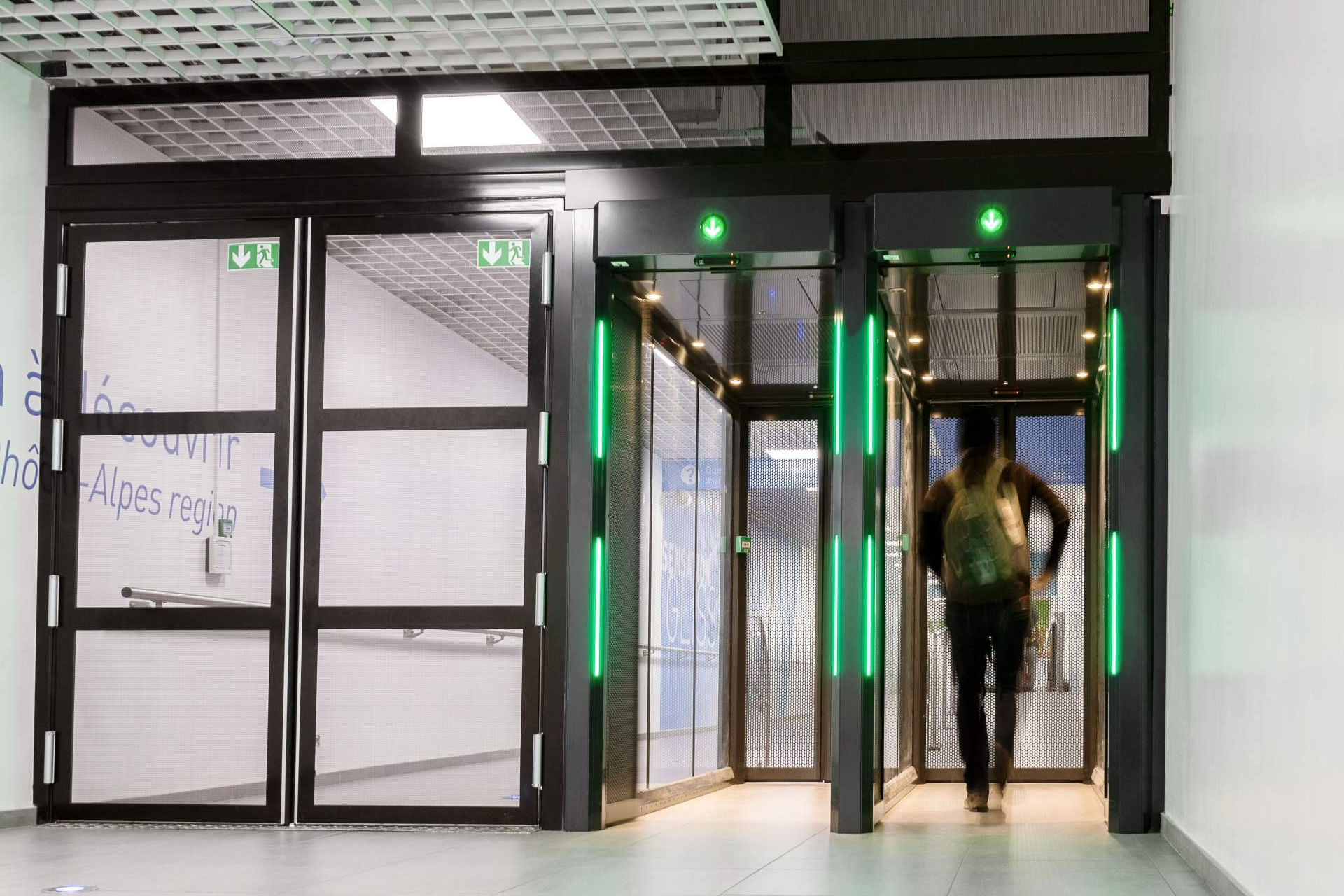 ASSA ABLOY impulsa la seguridad en aeropuertos con sistemas de pasillos antirretorno de alto rendimiento