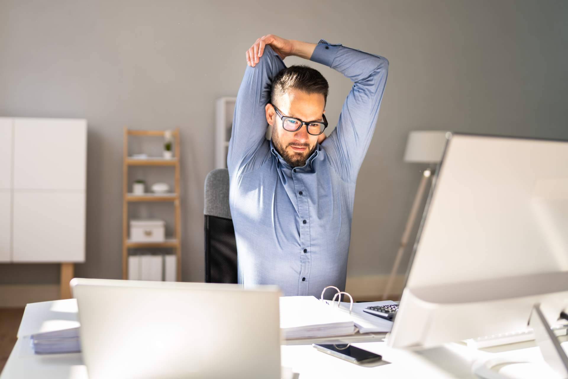 Cómo aplicar ejercicios de higiene postural en el trabajo, la propuesta de bienestar de WellWo
