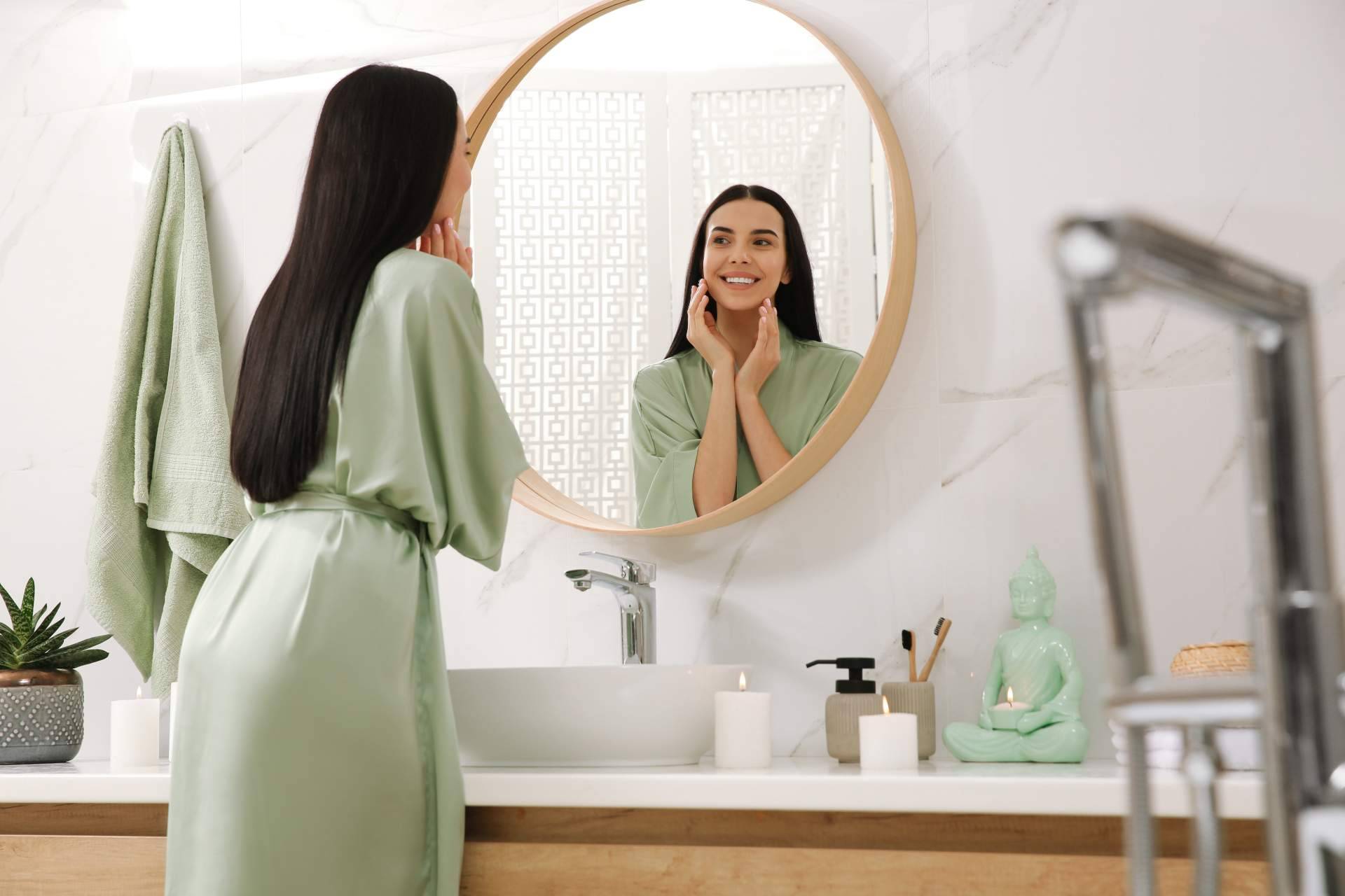 Guía para seleccionar el espejo de baño más adecuado según espacio, iluminación y diseño