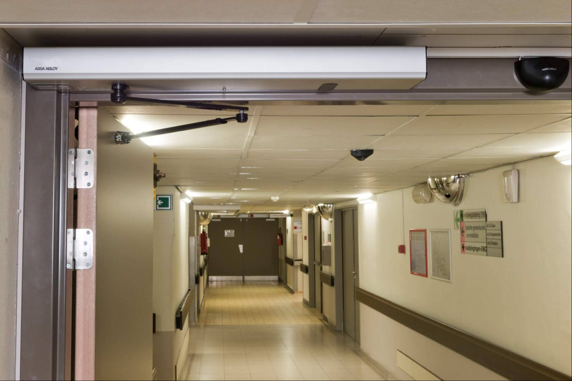Innovación y funcionalidad en puertas batientes, la propuesta de ASSA ABLOY para entornos exigentes