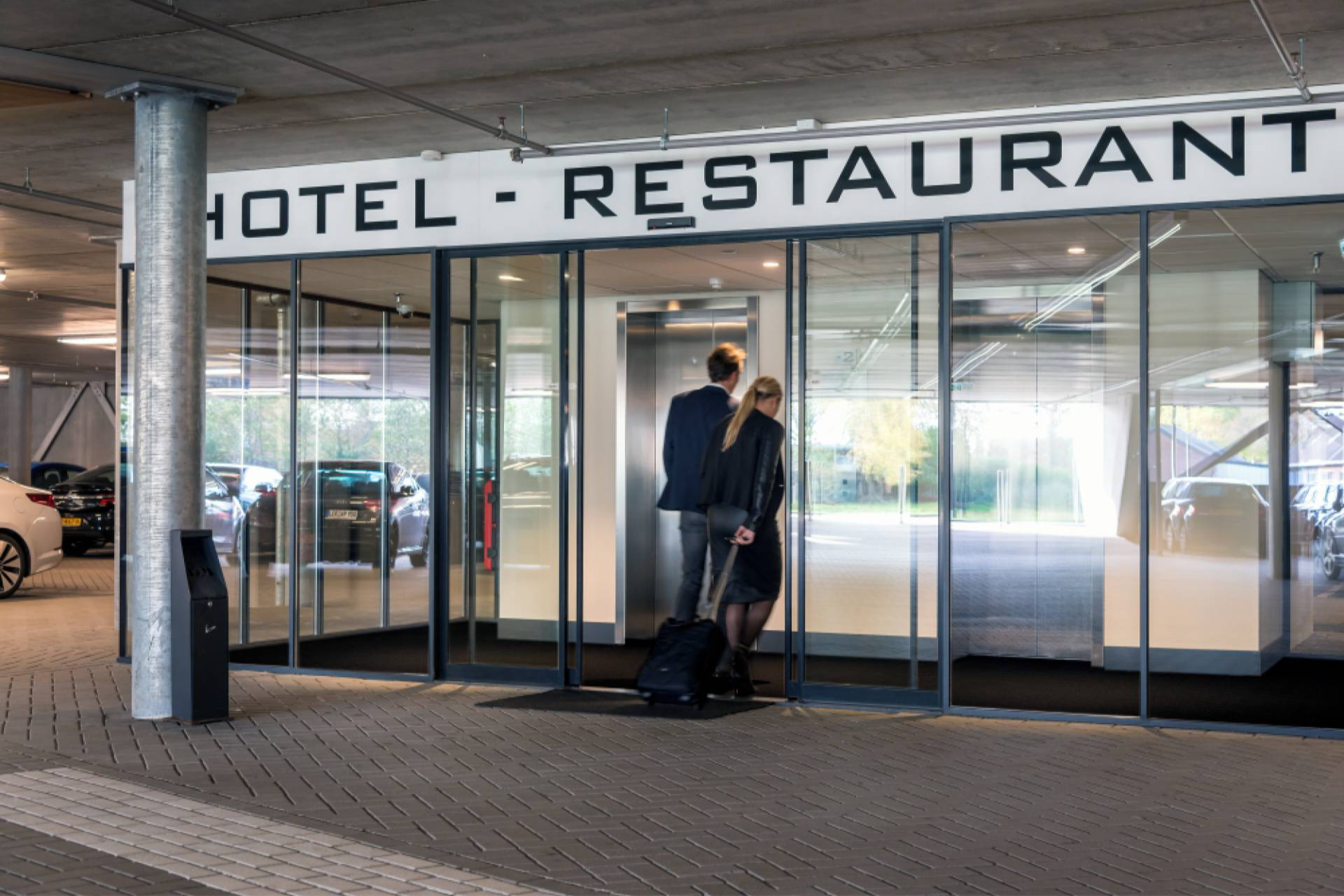 Puertas automáticas eficientes y seguras para el sector hospitality; la experiencia de ASSA ABLOY Entrance