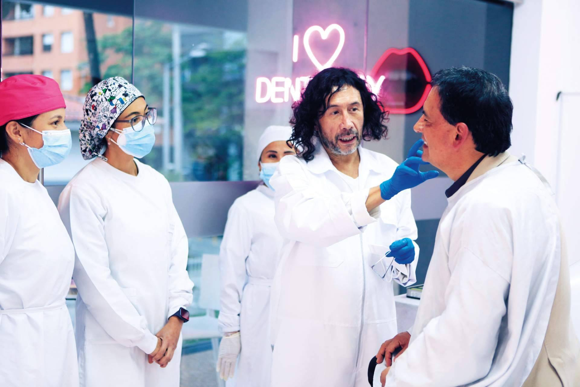 Salud oral y bienestar integral, señales que indican la necesidad de valorar implantes dentales