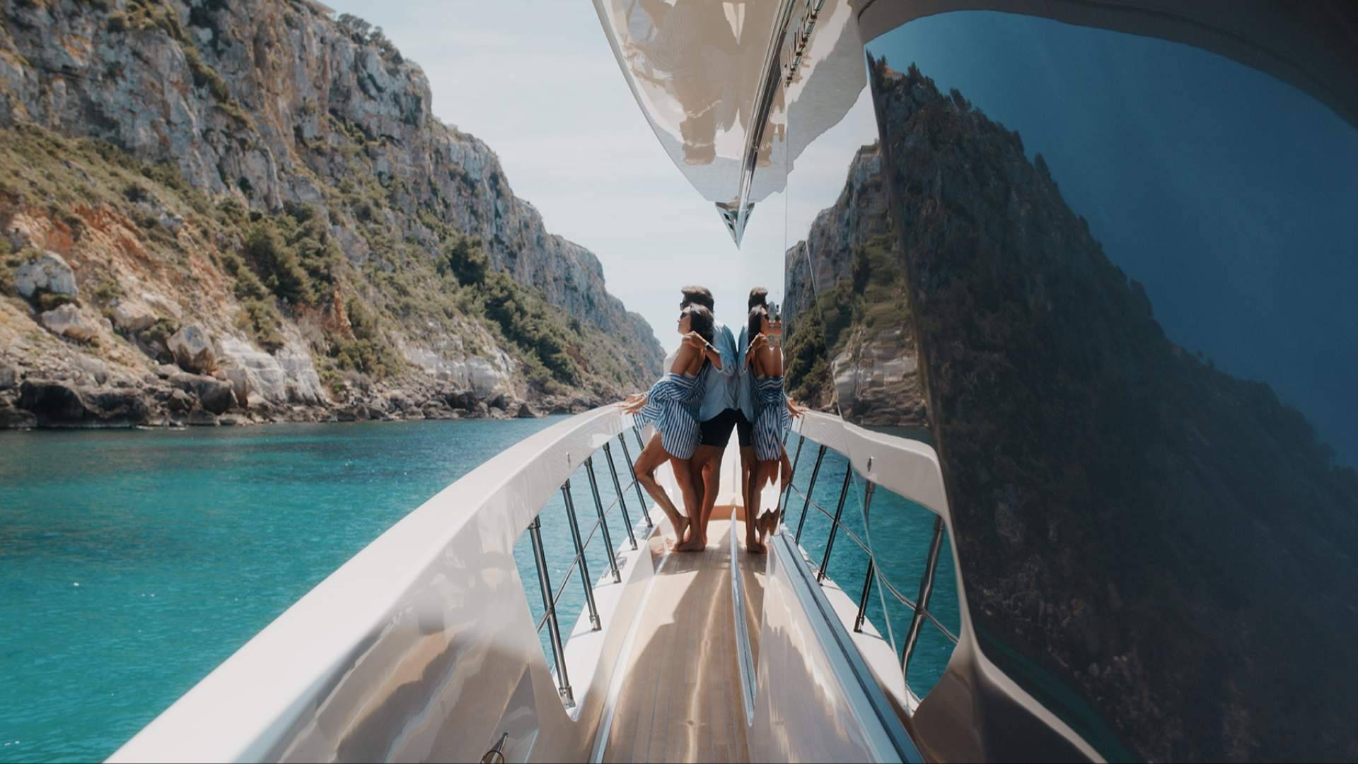 Motor yacht charter Ibiza, claves para seleccionar el yate a motor ideal según el tipo de experiencia